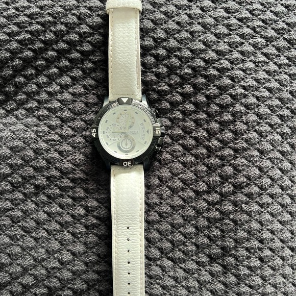 Guess watch with white leather band - Picture 3 of 3